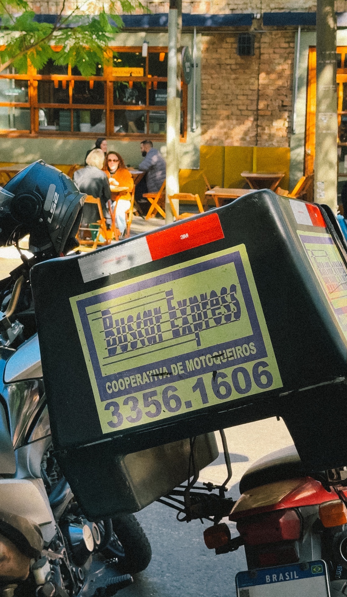 Motoboy em entrega urbana
